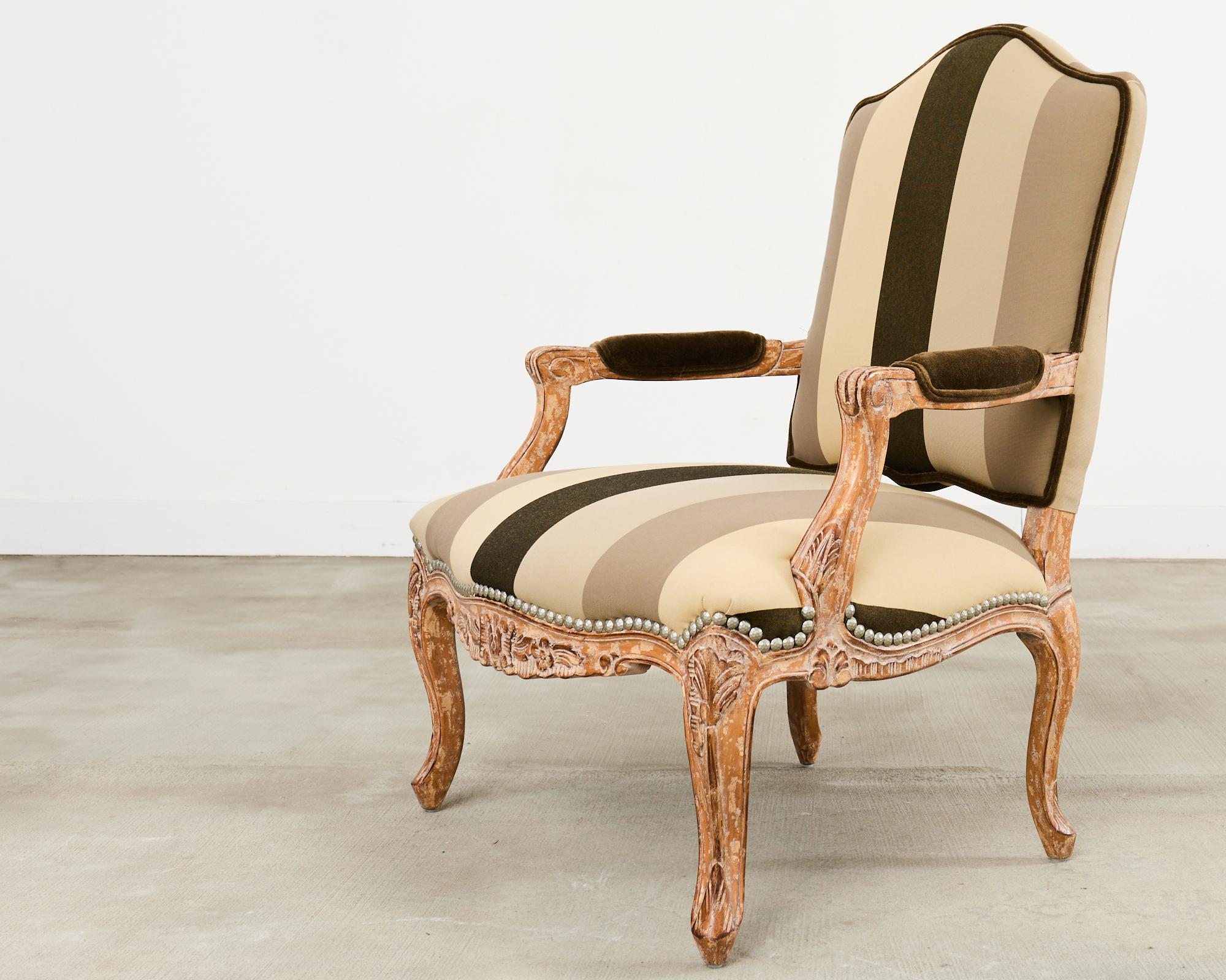Coppia di poltrone Fauteuil in stile provinciale francese Luigi XV di Kreiss in vendita 5