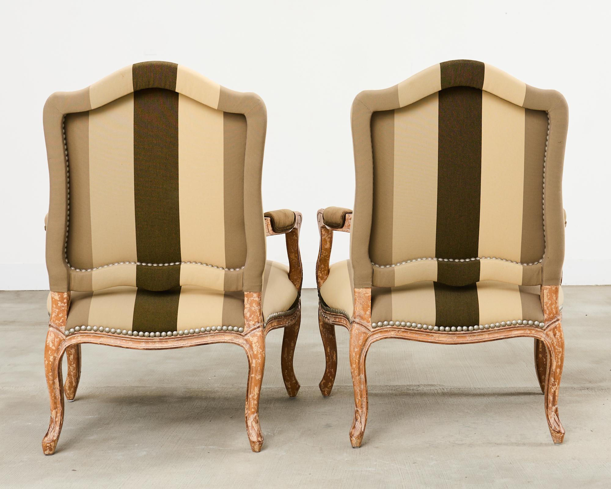 Coppia di poltrone Fauteuil in stile provinciale francese Luigi XV di Kreiss in vendita 4