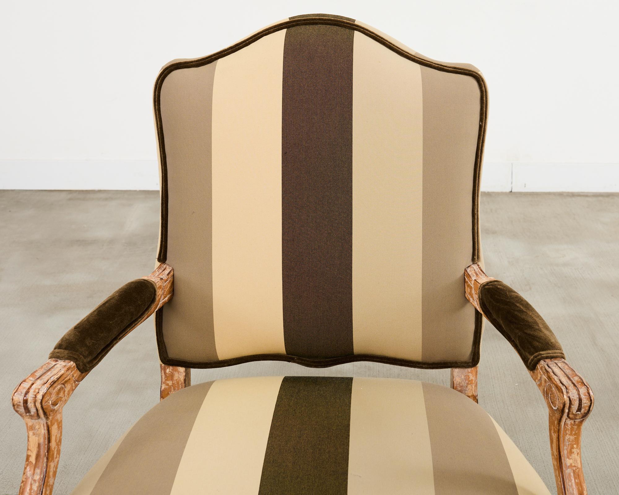 Coppia di poltrone Fauteuil in stile provinciale francese Luigi XV di Kreiss in vendita 9
