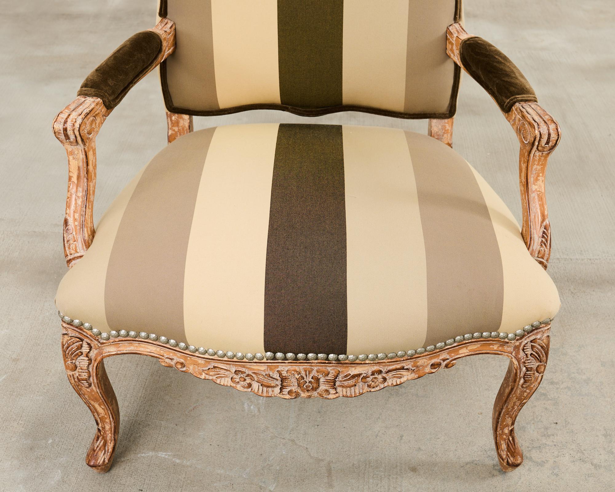 Coppia di poltrone Fauteuil in stile provinciale francese Luigi XV di Kreiss in vendita 10