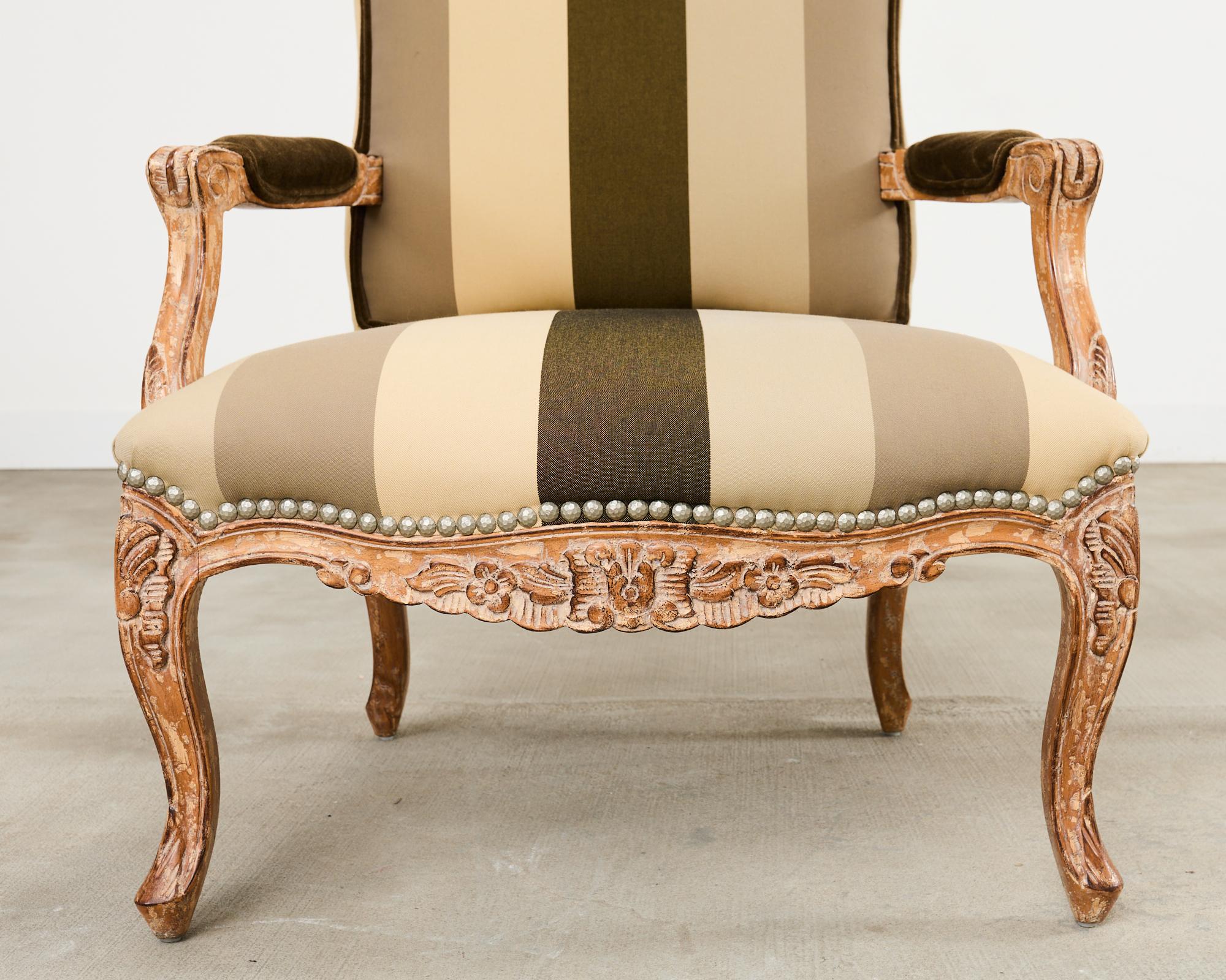 Coppia di poltrone Fauteuil in stile provinciale francese Luigi XV di Kreiss in vendita 11