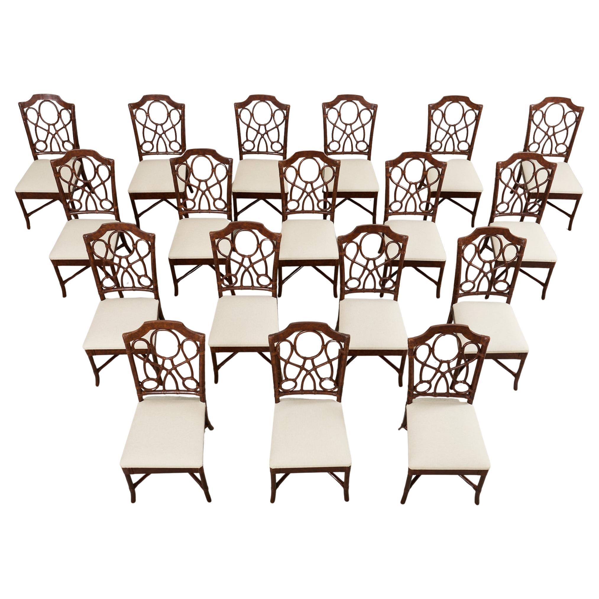 Conjunto de dieciocho sillas de comedor modernas de ratán orgánico y cuero en venta