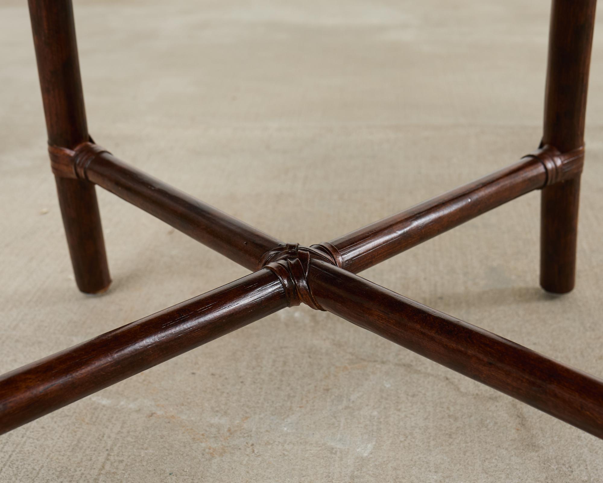 Conjunto de dieciocho sillas de comedor modernas de ratán orgánico y cuero en venta 10
