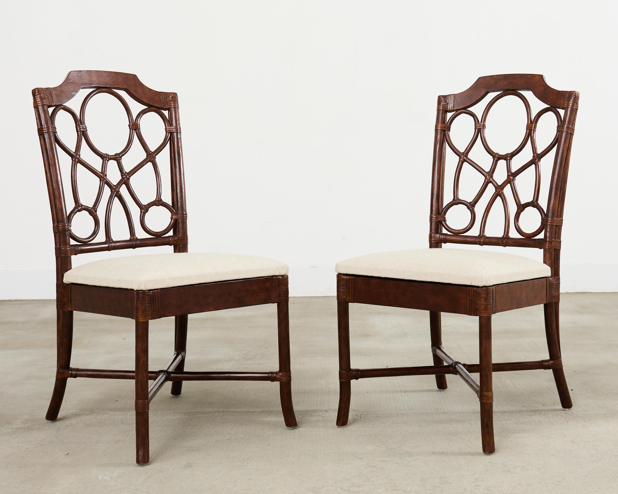 Conjunto de dieciocho sillas de comedor modernas de ratán orgánico y cuero siglo XX en venta