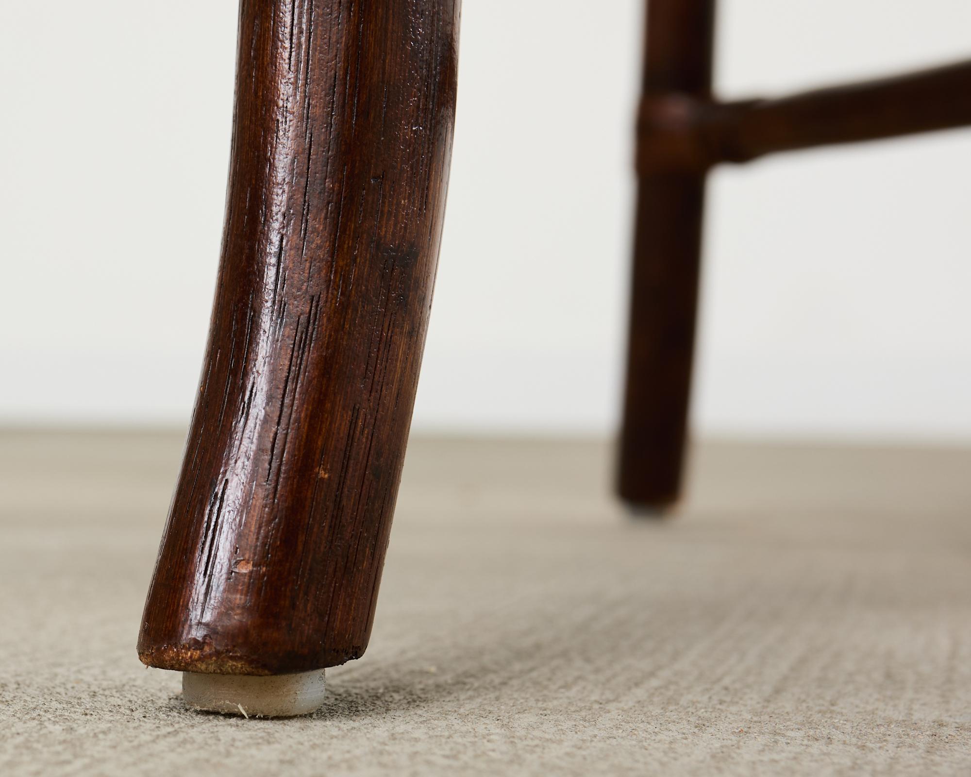 Conjunto de dieciocho sillas de comedor modernas de ratán orgánico y cuero en venta 11
