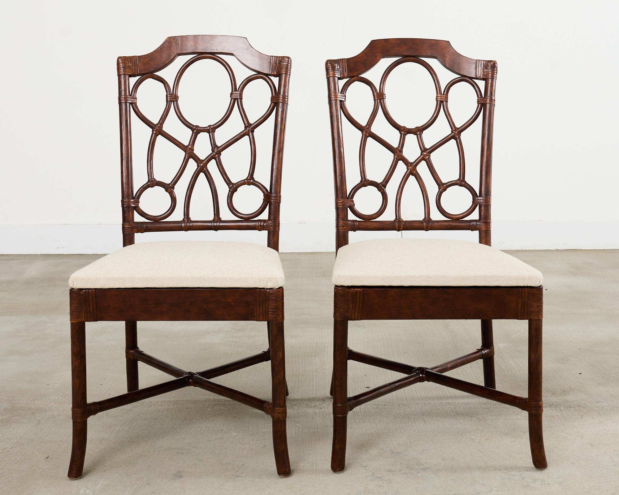 Conjunto de dieciocho sillas de comedor modernas de ratán orgánico y cuero Hecho a mano en venta