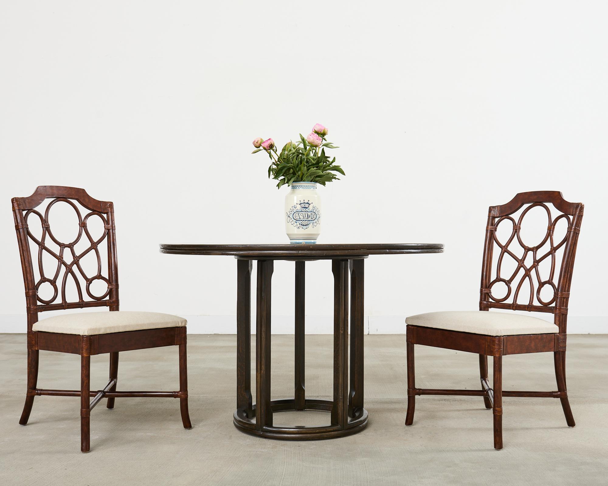Increíble conjunto de dieciocho sillas de comedor modernas y orgánicas con respaldo de ratán y piel. Los armazones de las sillas tienen una cresta jorobada en la parte superior y un armazón de asiento cuadrado, ambos fabricados en haya. Las sillas