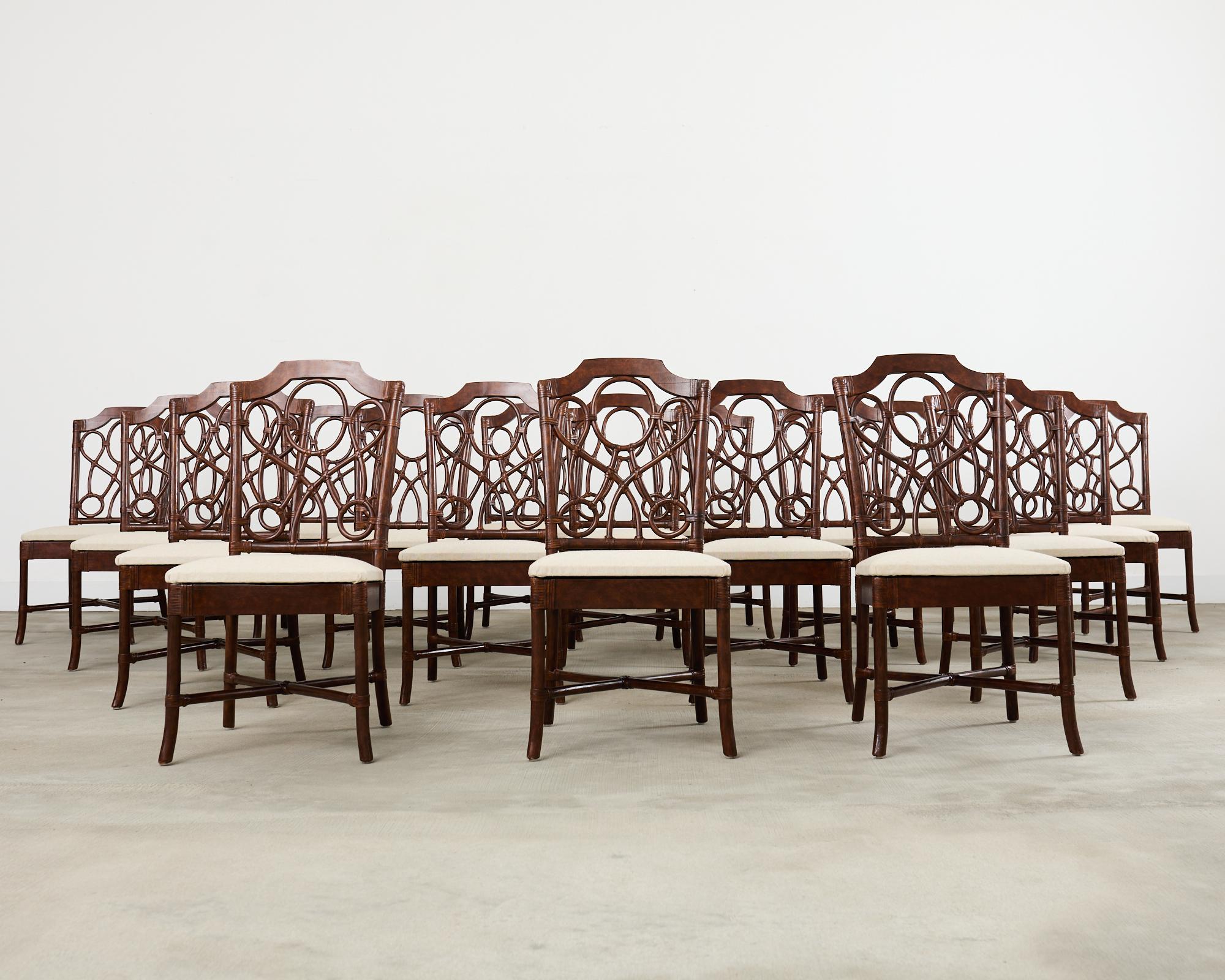 Conjunto de dieciocho sillas de comedor modernas de ratán orgánico y cuero Moderno orgánico en venta