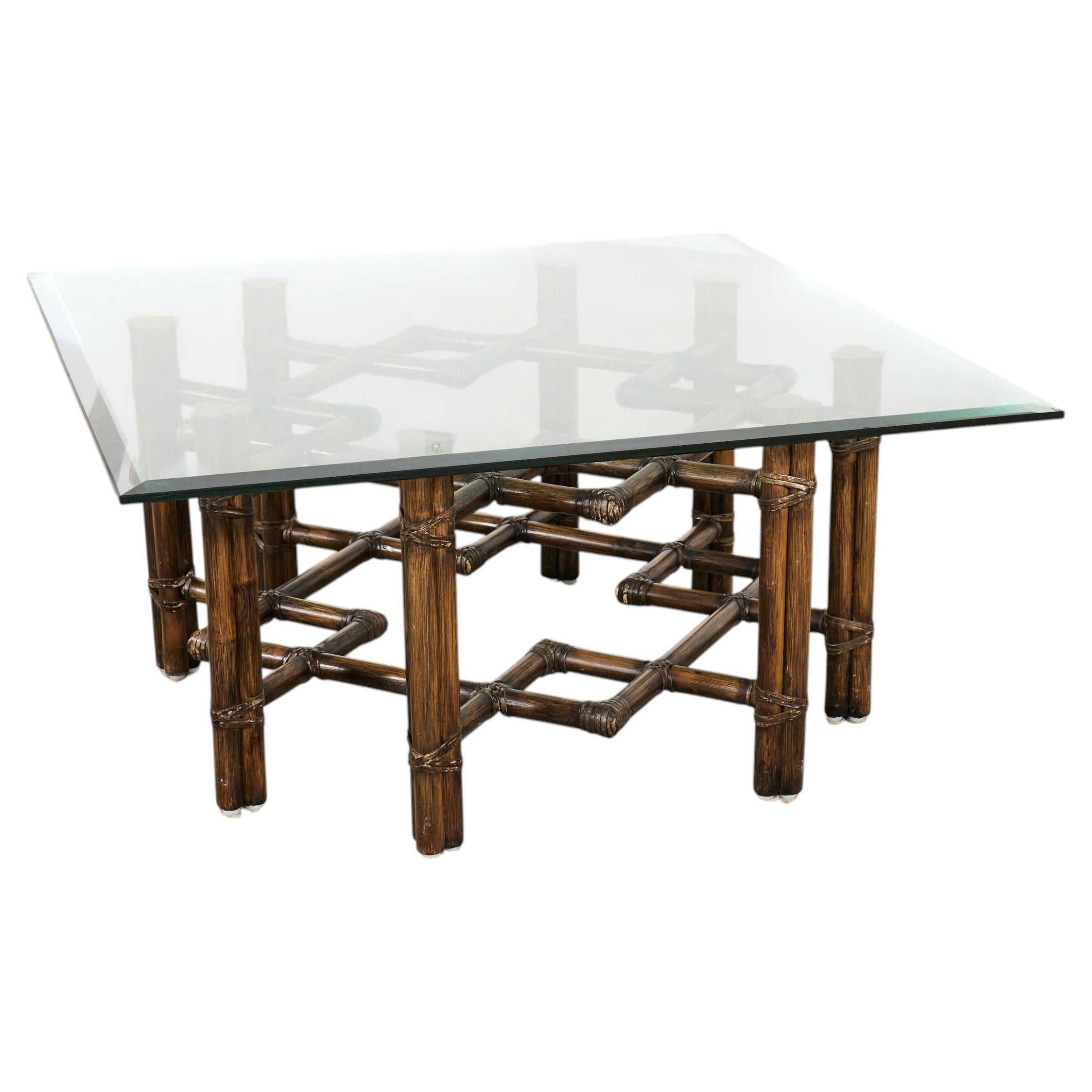 McGuire Organic Table à cocktail moderne en rotin avec treillis en laiton en vente
