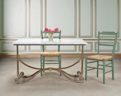 Tisch aus dem 19. Jahrhundert im englischen Jugendstil mit einer Tischplatte aus Carrara-Marmor und Messingbeschlägen
