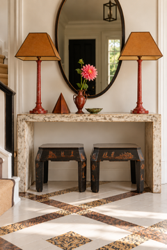 Paire de tabourets en bois laqué noirci, décorés de motifs de chinoiserie