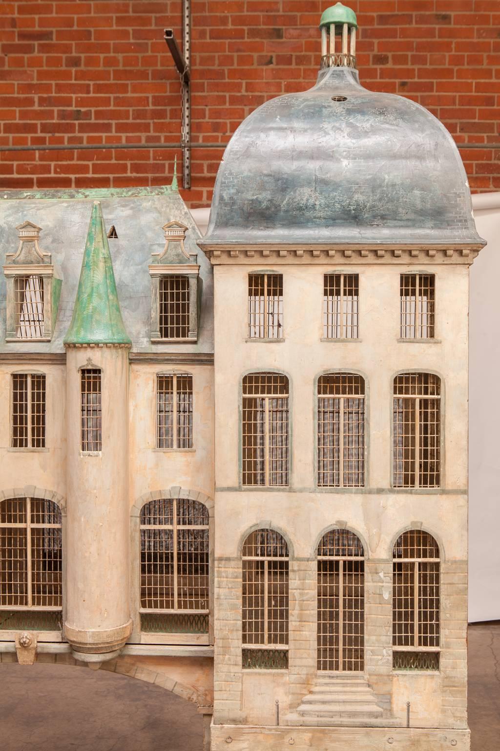 Cage à oiseaux historique réalisée sur mesure par l'artiste Eric Lansdown et commandée par William Gaylord pour le hall de réception de la Sherman House à San Francisco. Cette pièce extraordinaire a été inspirée par le château Chenonceau dans la