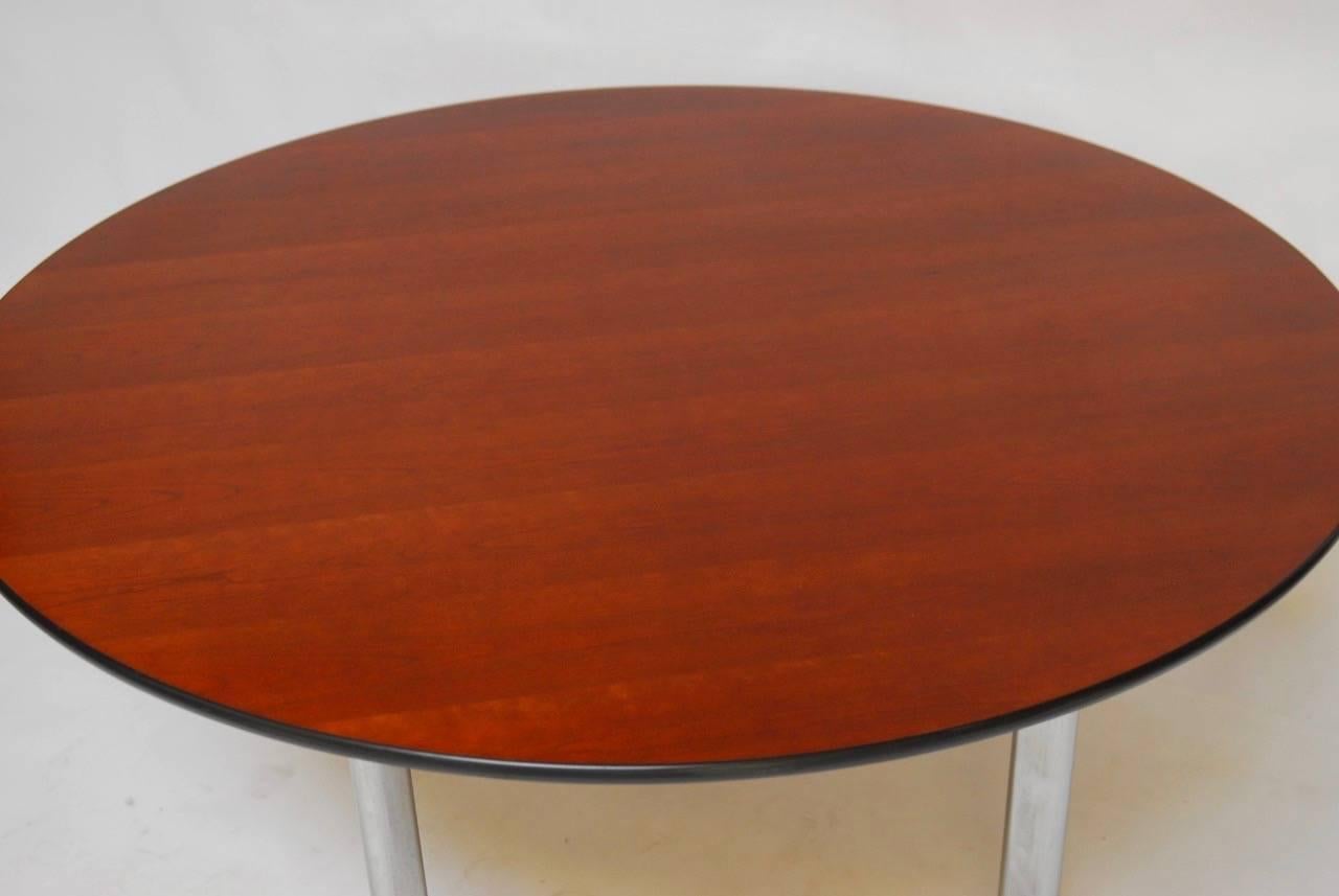 Round Cherry Dining Table by Joe D'urso for Knoll In Excellent Condition In Rio Vista, CA