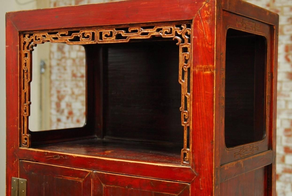 Chinesischer rot lackierter Schrank mit Vitrinenregal (Qing-Dynastie) im Angebot