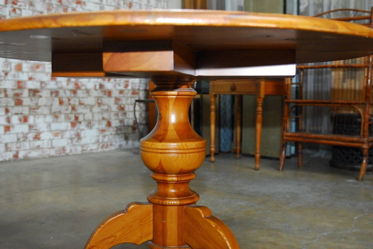 English Country Round Pine Pedestal Dining Table In Good Condition In Rio Vista, CA