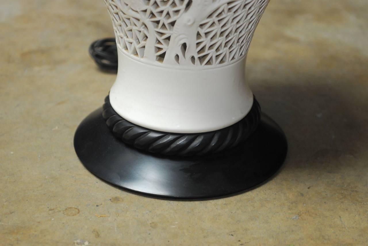 Chinois Grande lampe de table en porcelaine Blanc De Chine du milieu du siècle. en vente