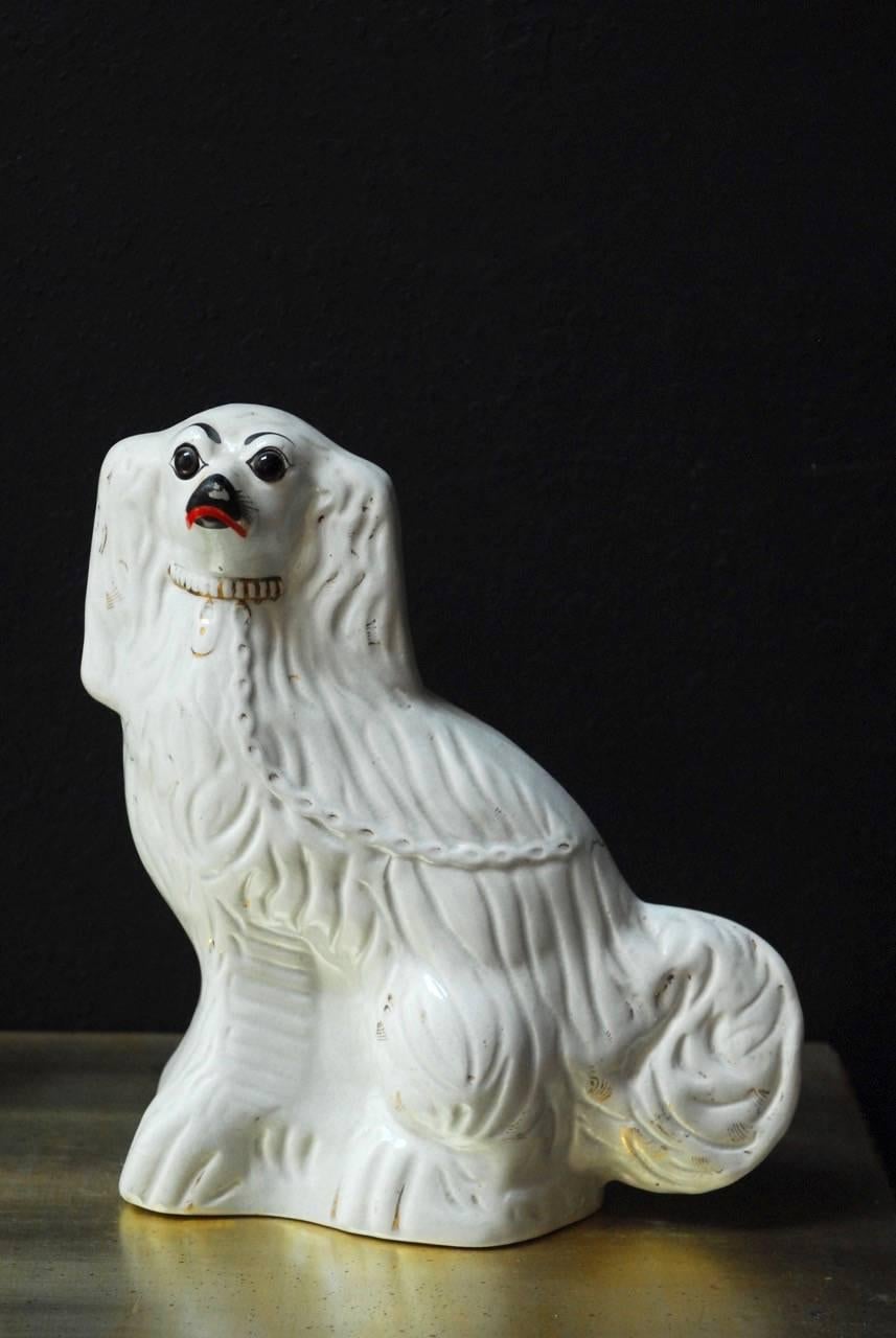 Victorien Paire de chiens anglais en céramique émaillée du Staffordshire en vente