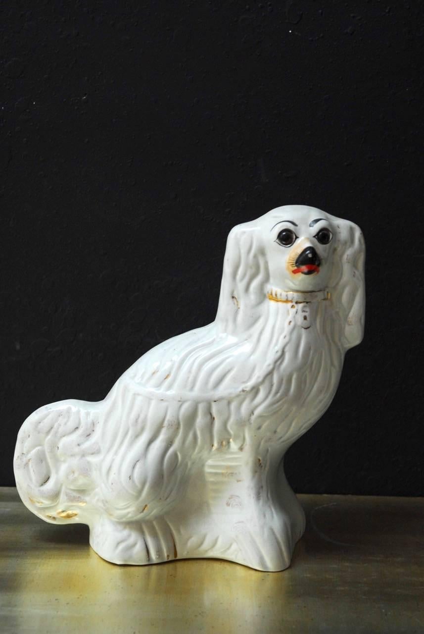 Anglais Paire de chiens anglais en céramique émaillée du Staffordshire en vente