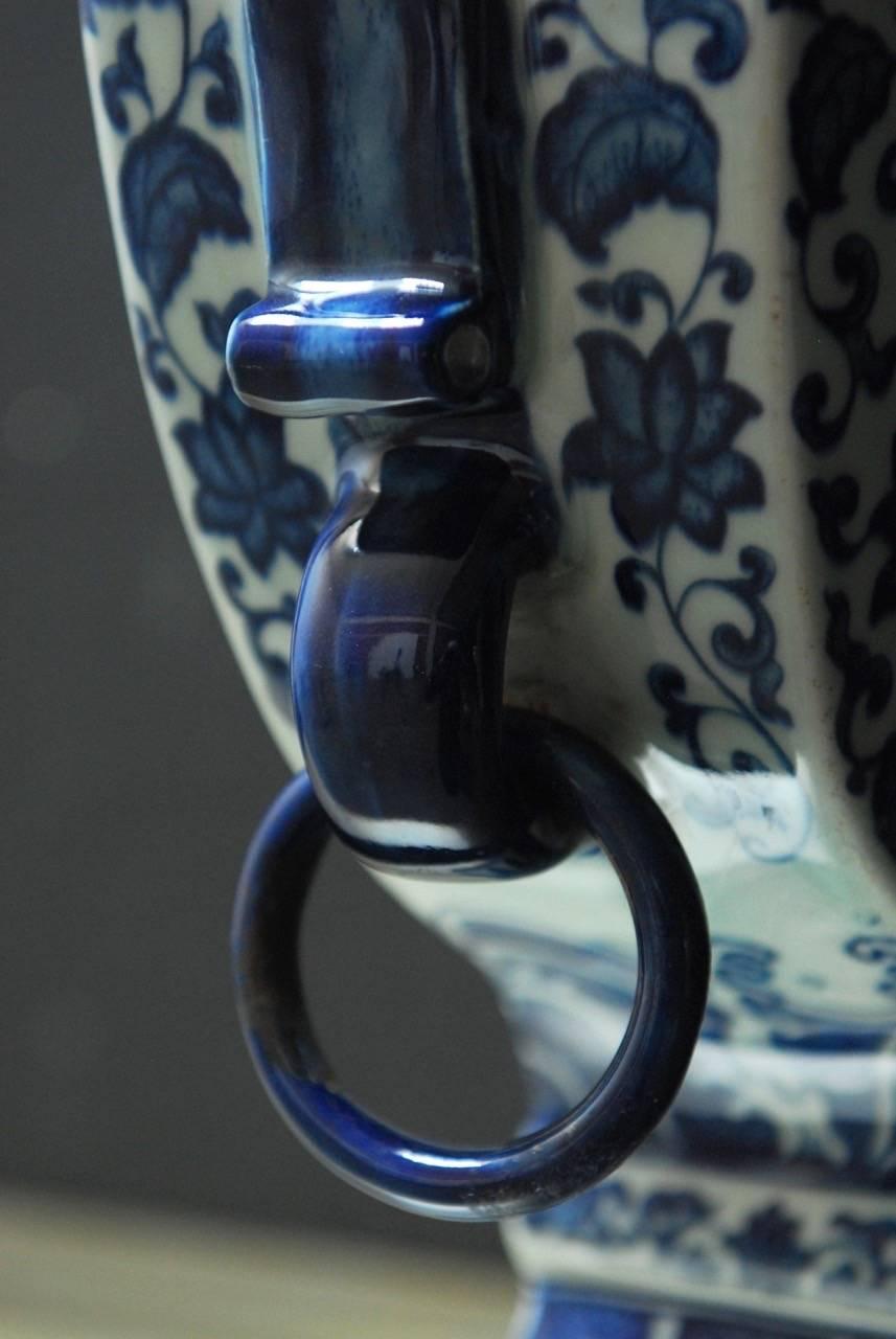 Qing Vase à bourgeons dragon en porcelaine bleu et blanc chinois Tulipiere