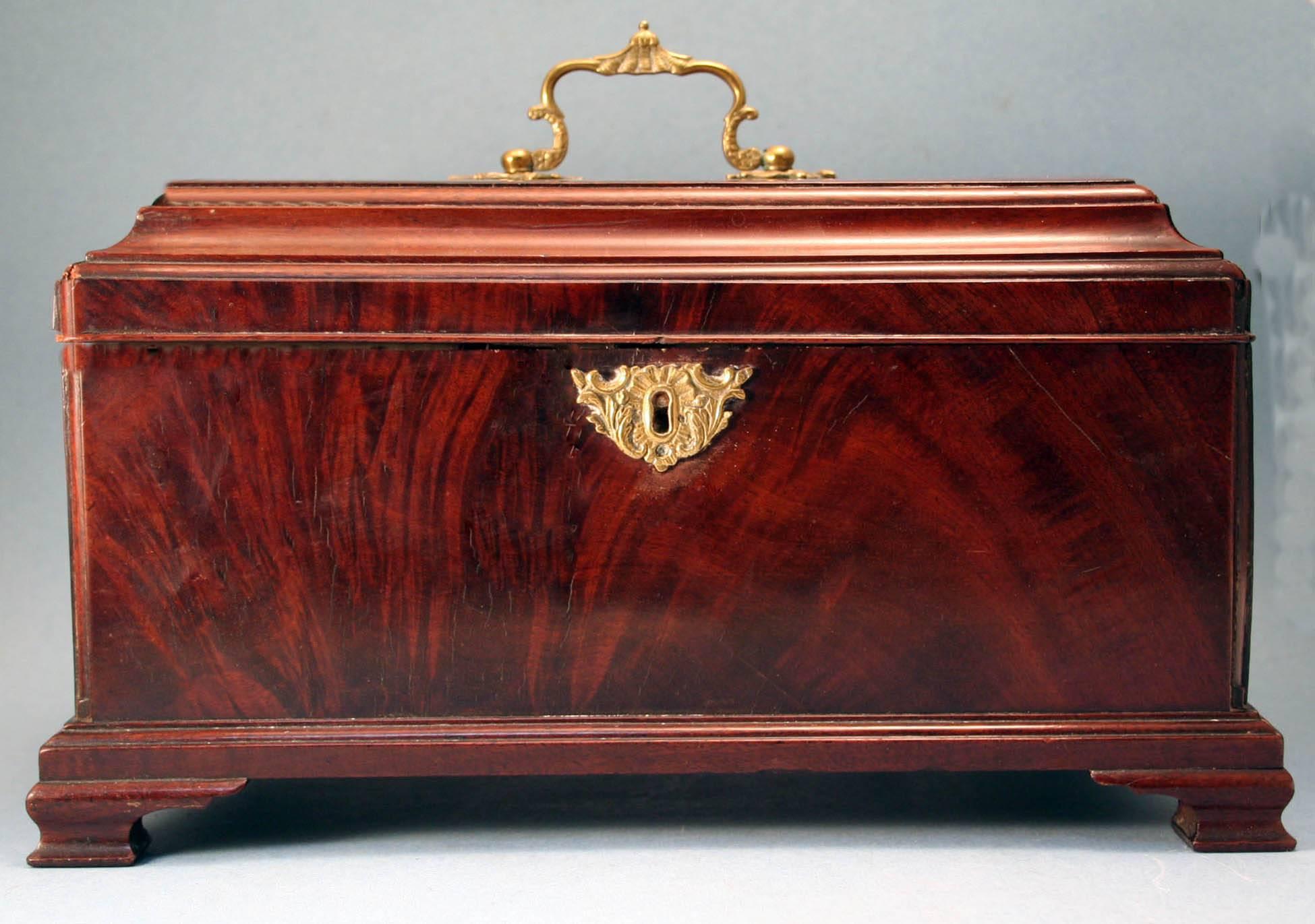 English 18th Century George III Tea Caddy in Mahogany For Sale