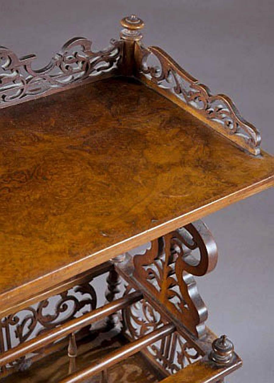 English Canterbury or Magazine stand in Burled Walnut, Mid-19th Century In Good Condition For Sale In Alexandria, VA