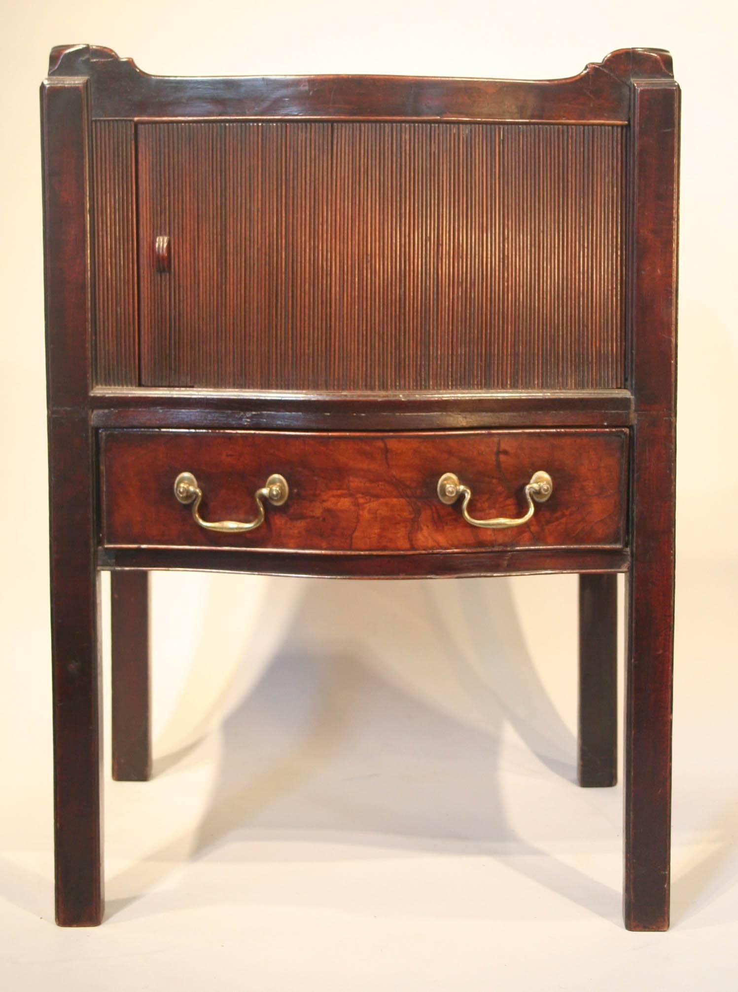 18th Century Georgian English Mahogany Bedside Table In Good Condition For Sale In Alexandria, VA