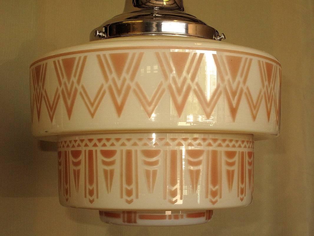 1930s Tan Art Deco Design on Tiered Custard Glass Shade In Excellent Condition In Prescott, AZ