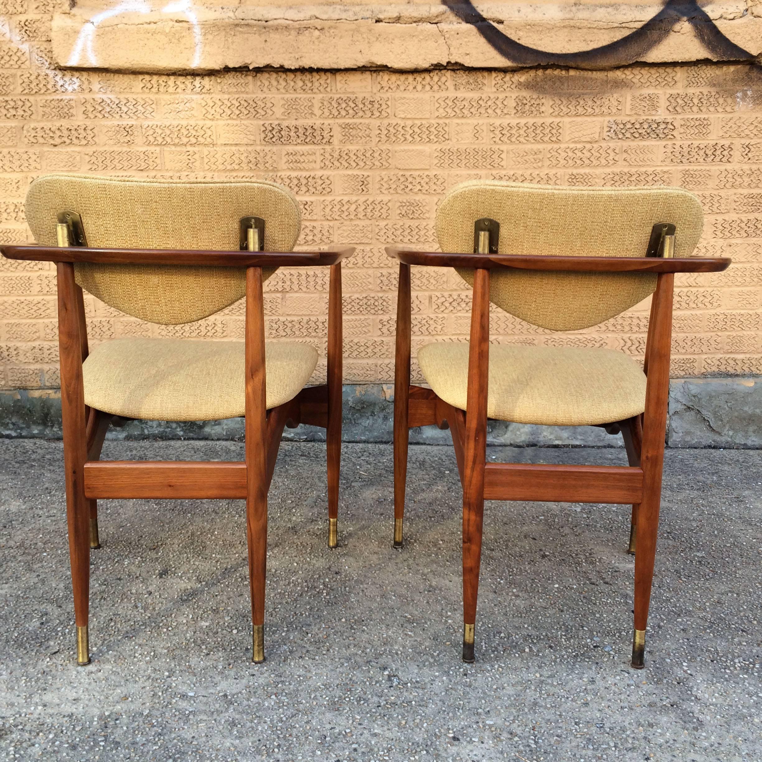 Pair of Mid-Century Modern Walnut Armchairs in the Manner of Finn Juhl In Good Condition In Brooklyn, NY