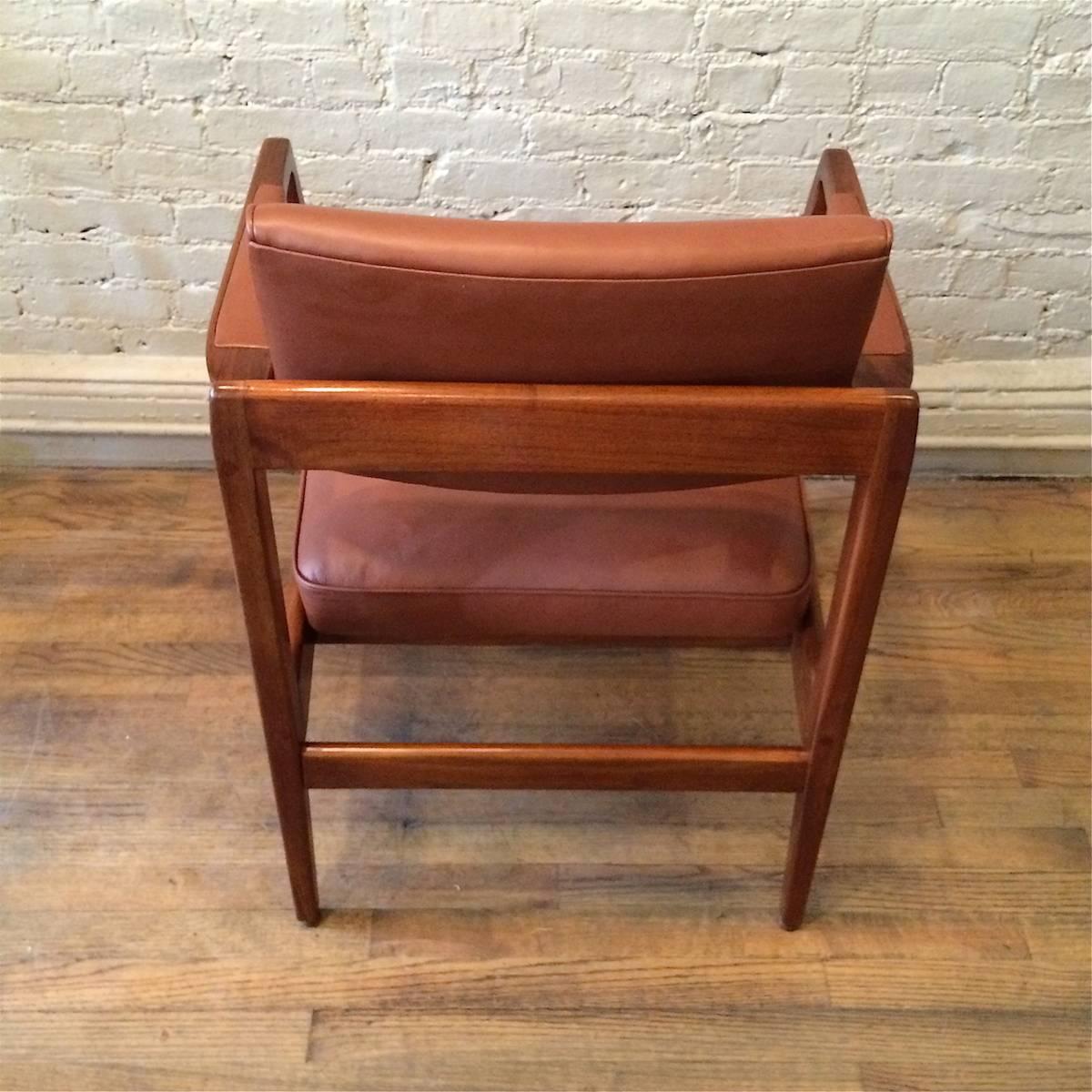 Mid-20th Century Mid-Century Modern Leather Walnut Armchair By Jens Risom For Sale