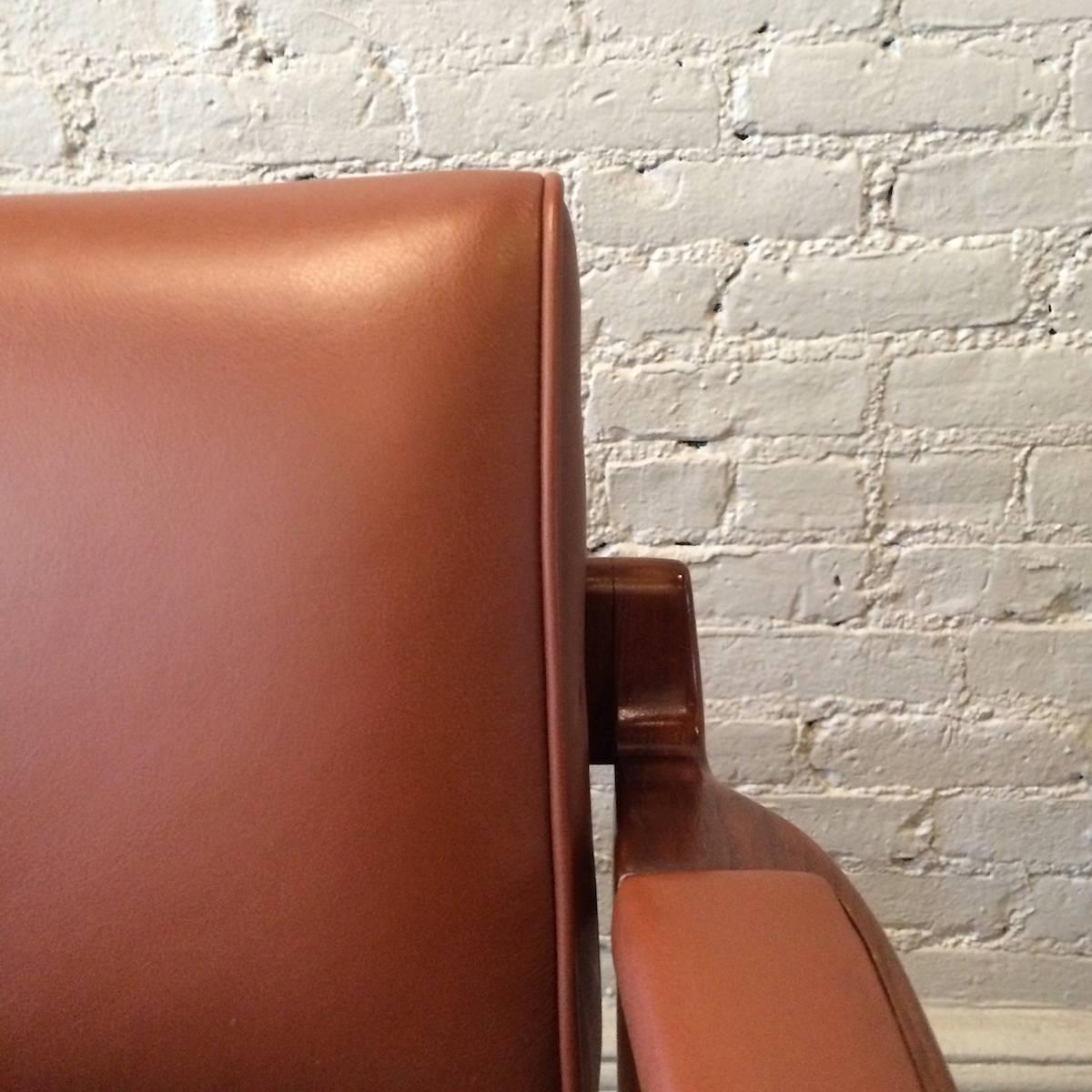 Mid-Century Modern Leather Walnut Armchair By Jens Risom For Sale 1