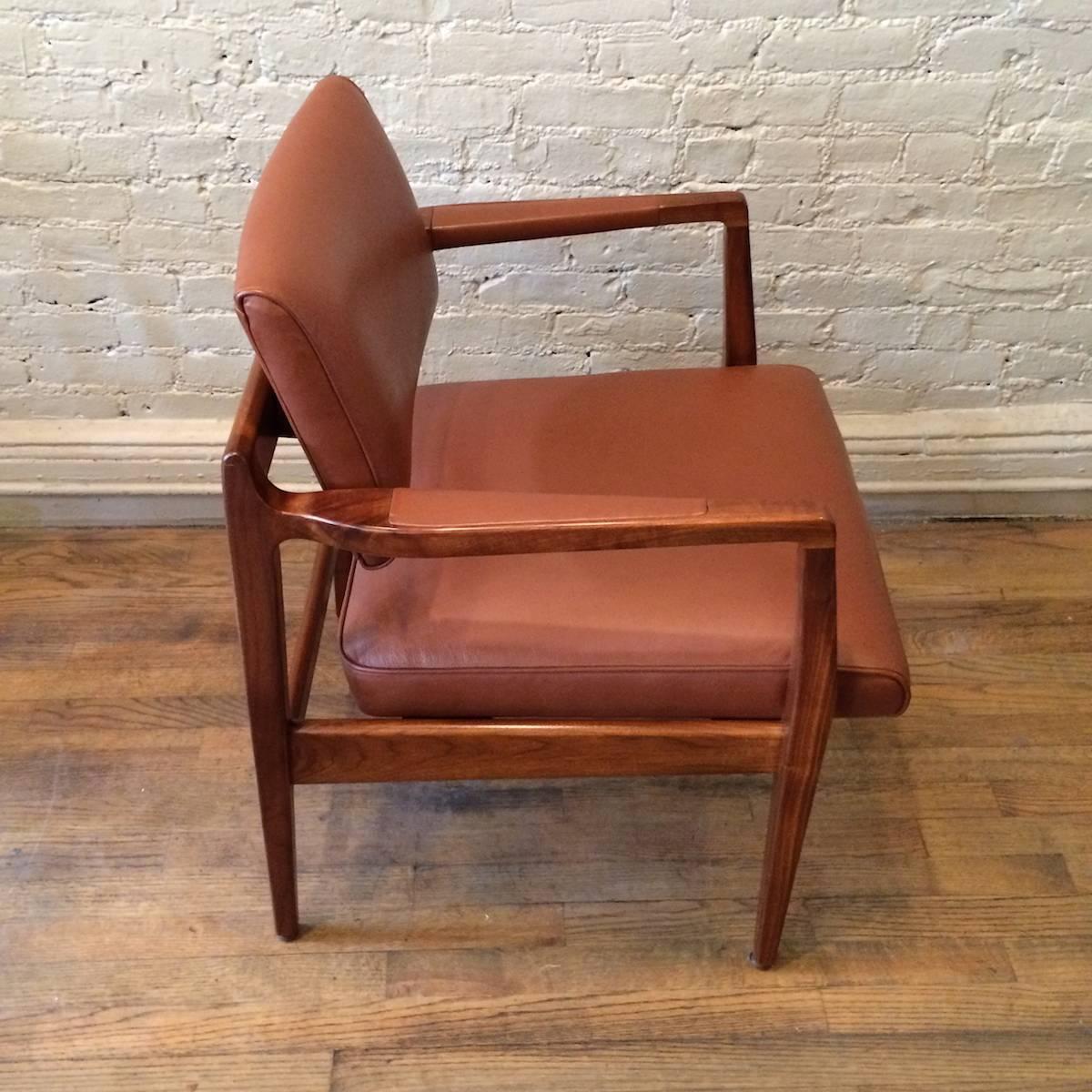 Mid-Century Modern Leather Walnut Armchair By Jens Risom In Good Condition For Sale In Brooklyn, NY