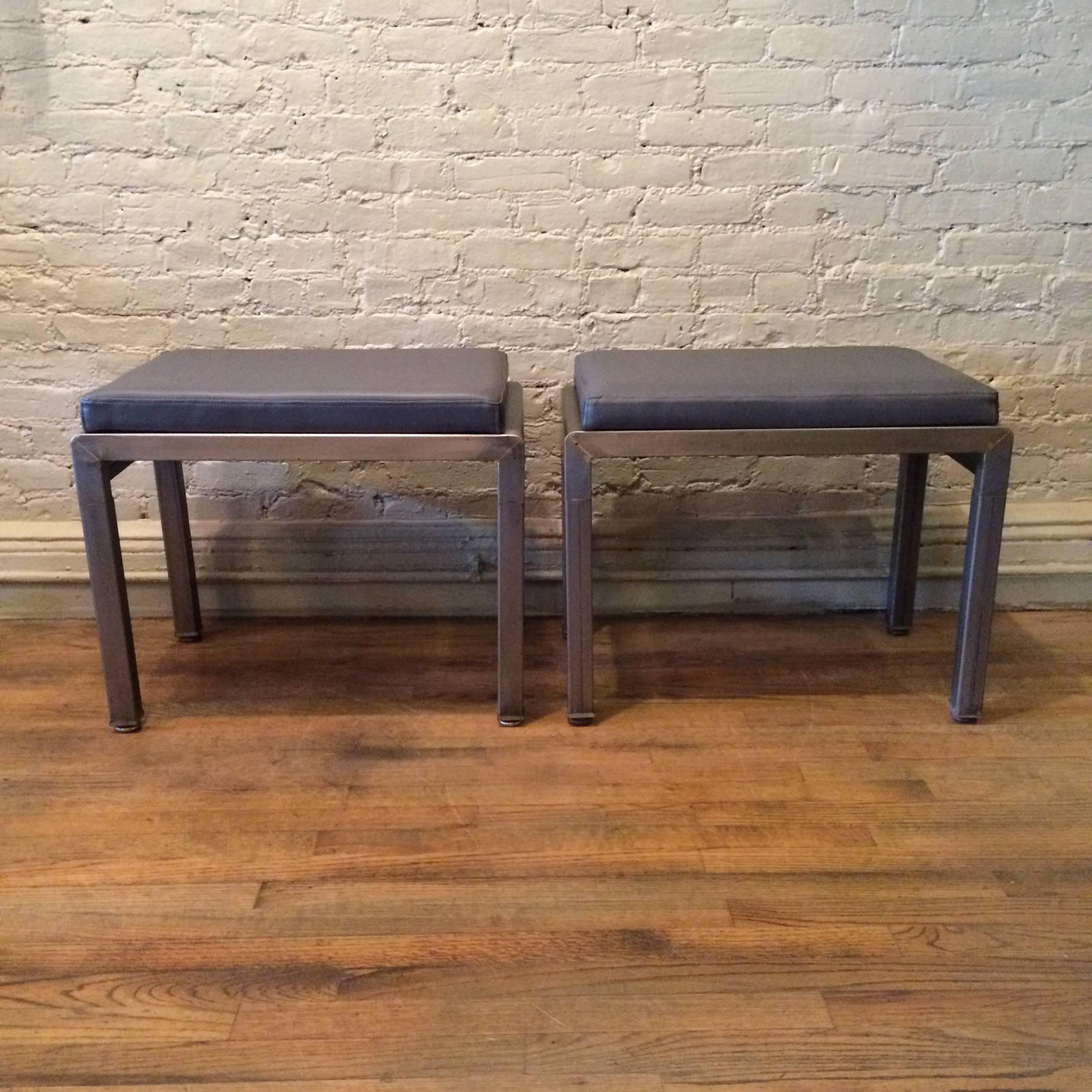 Ein Paar Art-Deco-Hocker von Norman Bel Geddes für Simmons Furniture Company aus gebürstetem Stahl mit neu gepolsterten grauen Vinylauflagen.