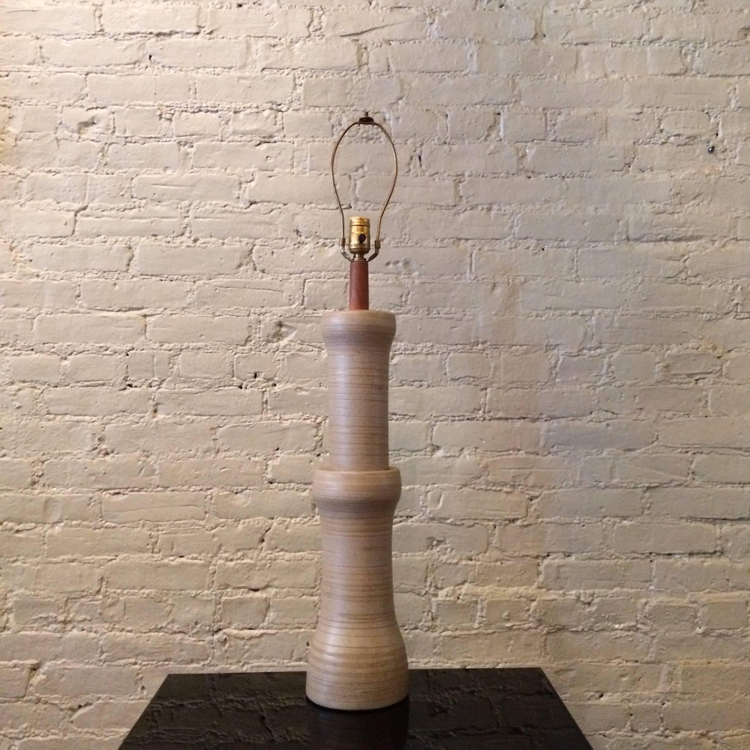 Grande et impressionnante, la lampe de table en céramique d'art empilée de Gordon Martz pour Marshall Studios avec un col en teck et un subtil détail de sgraffite.