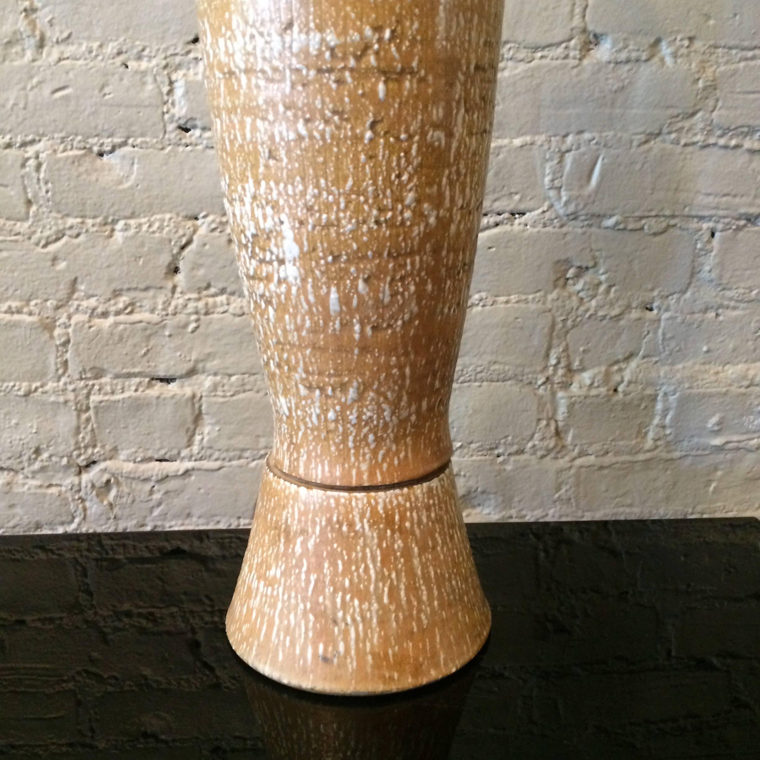 Mid-Century Modern Elongated Art Pottery Table Lamp In Good Condition In Brooklyn, NY