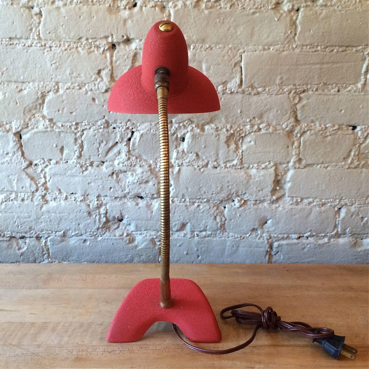 Lampe de bureau à col de cygne rouge mi-siècle moderne Bon état - En vente à Brooklyn, NY