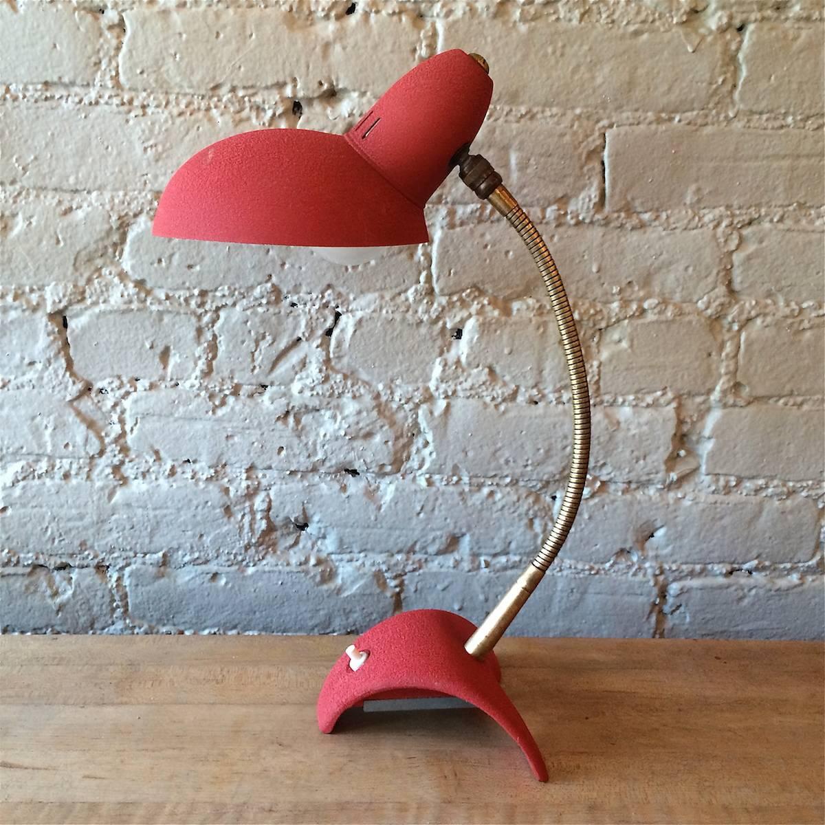 Français Lampe de bureau à col de cygne rouge mi-siècle moderne en vente
