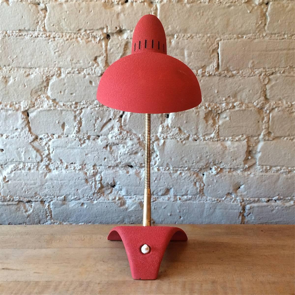 Peint Lampe de bureau à col de cygne rouge mi-siècle moderne en vente