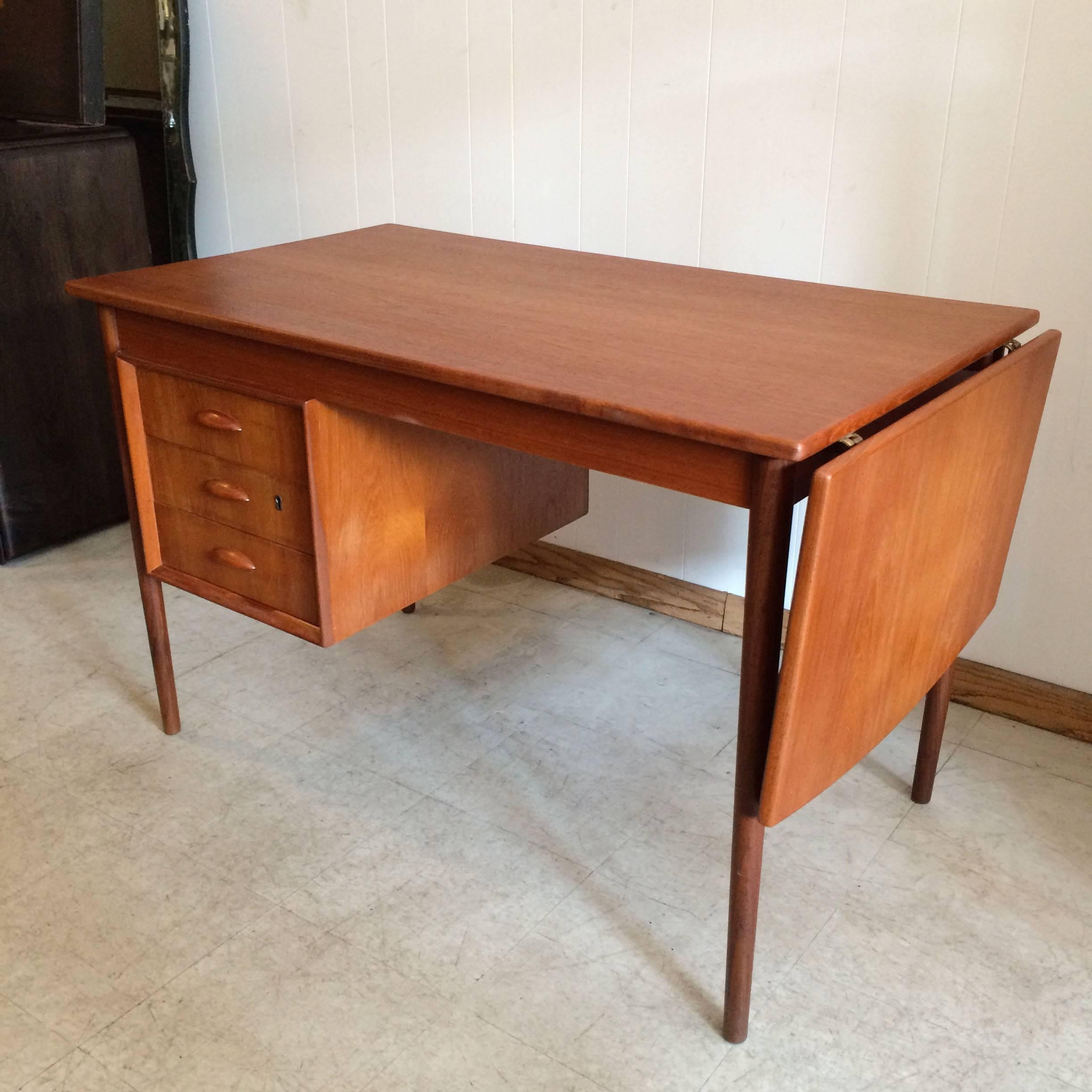 Danish Modern Teak Drop-Leaf Desk with Finished Bookshelf Back In Excellent Condition In Brooklyn, NY
