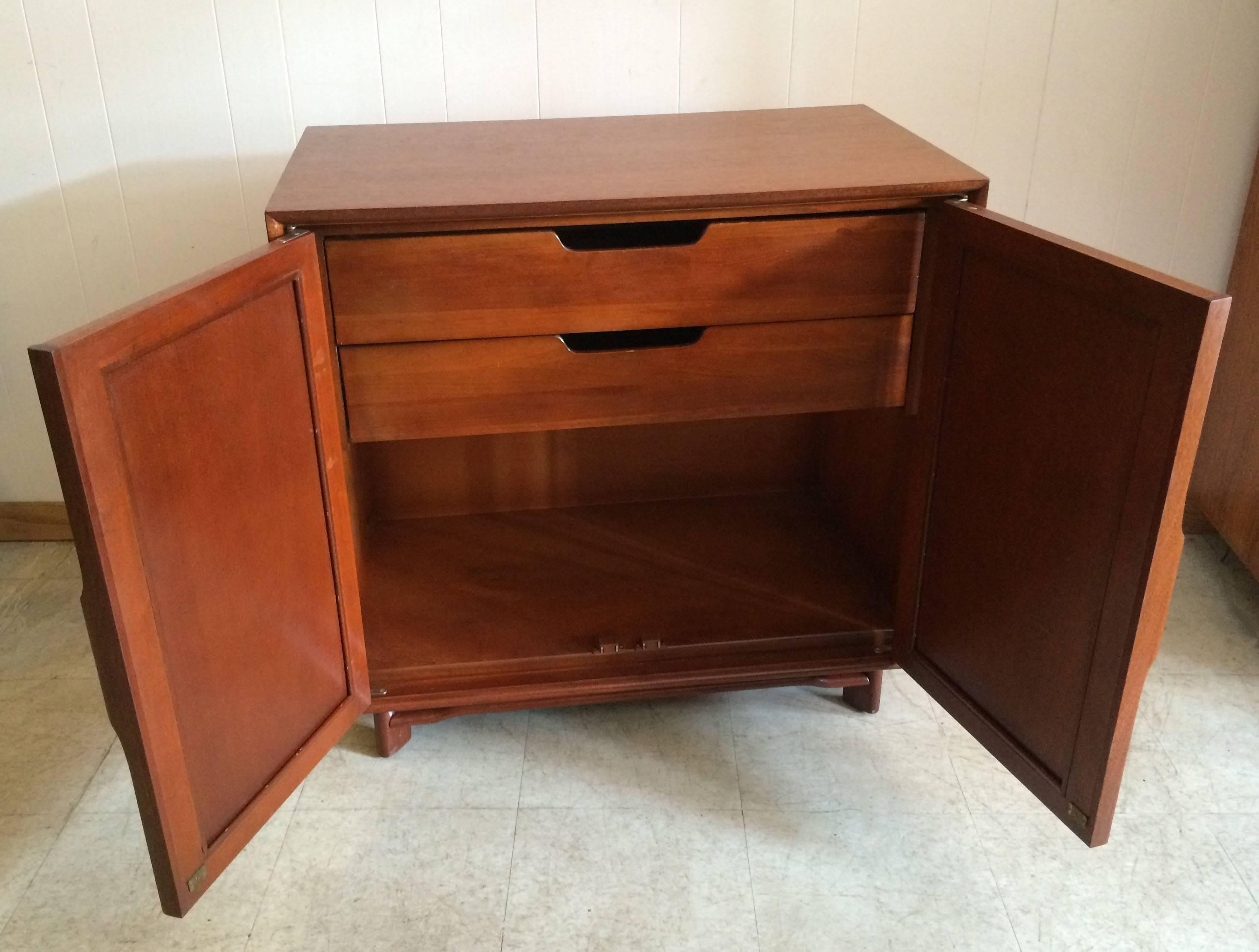 Mid-Century Modern Hickory Furniture Company Rattan Front Mahogany Dresser