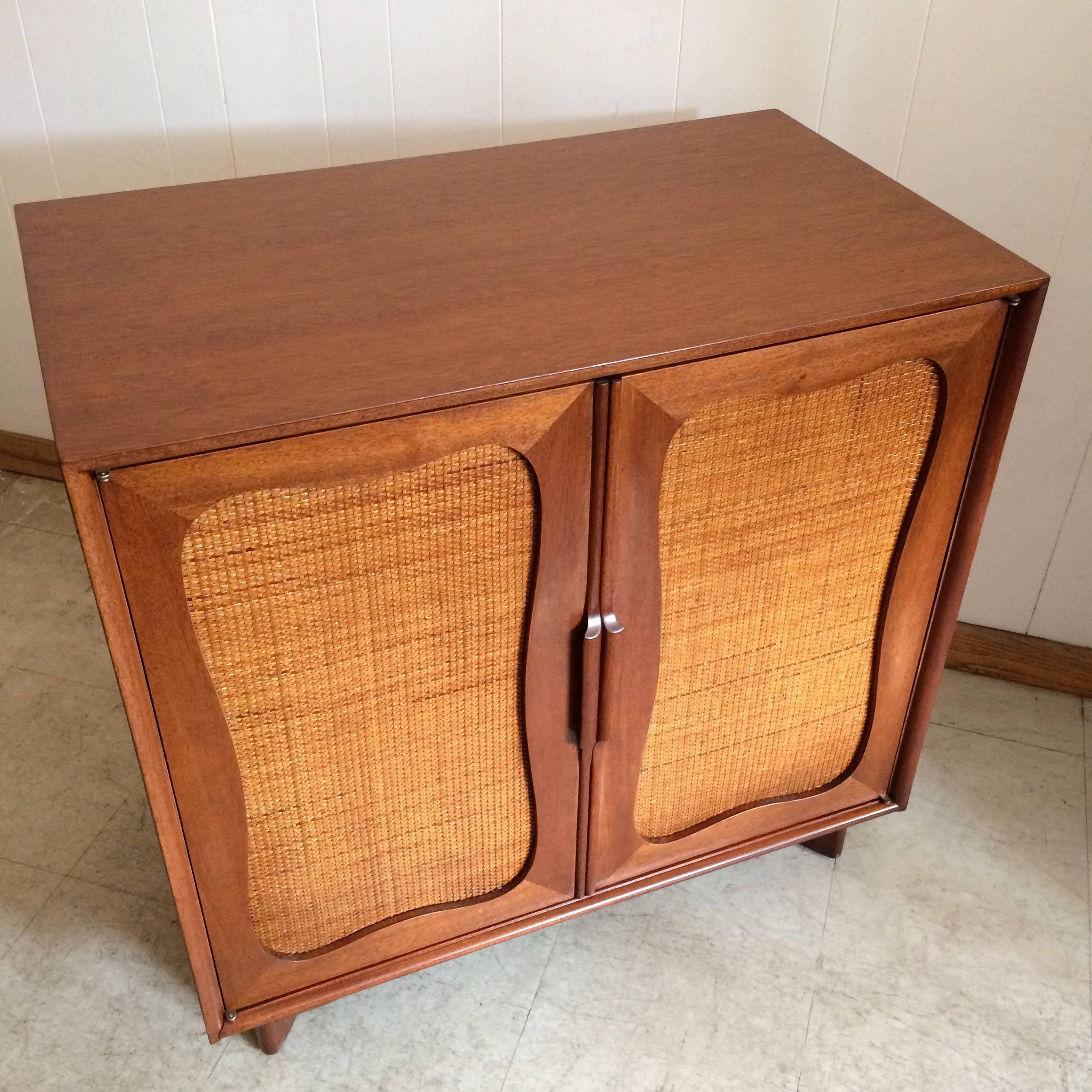 Hickory Furniture Company Rattan Front Mahogany Dresser In Good Condition In Brooklyn, NY