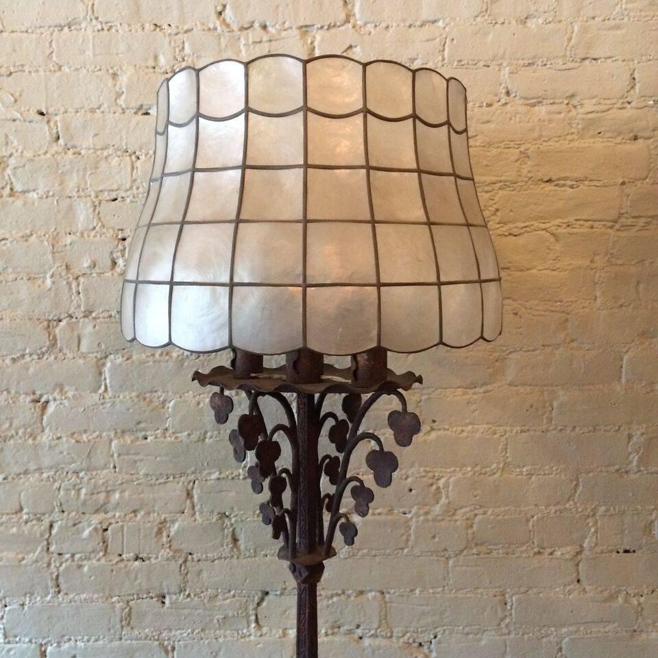 Fer forgé Lampadaire gothique en fer forgé du début du XXe siècle dans le style de Samuel Yellin en vente