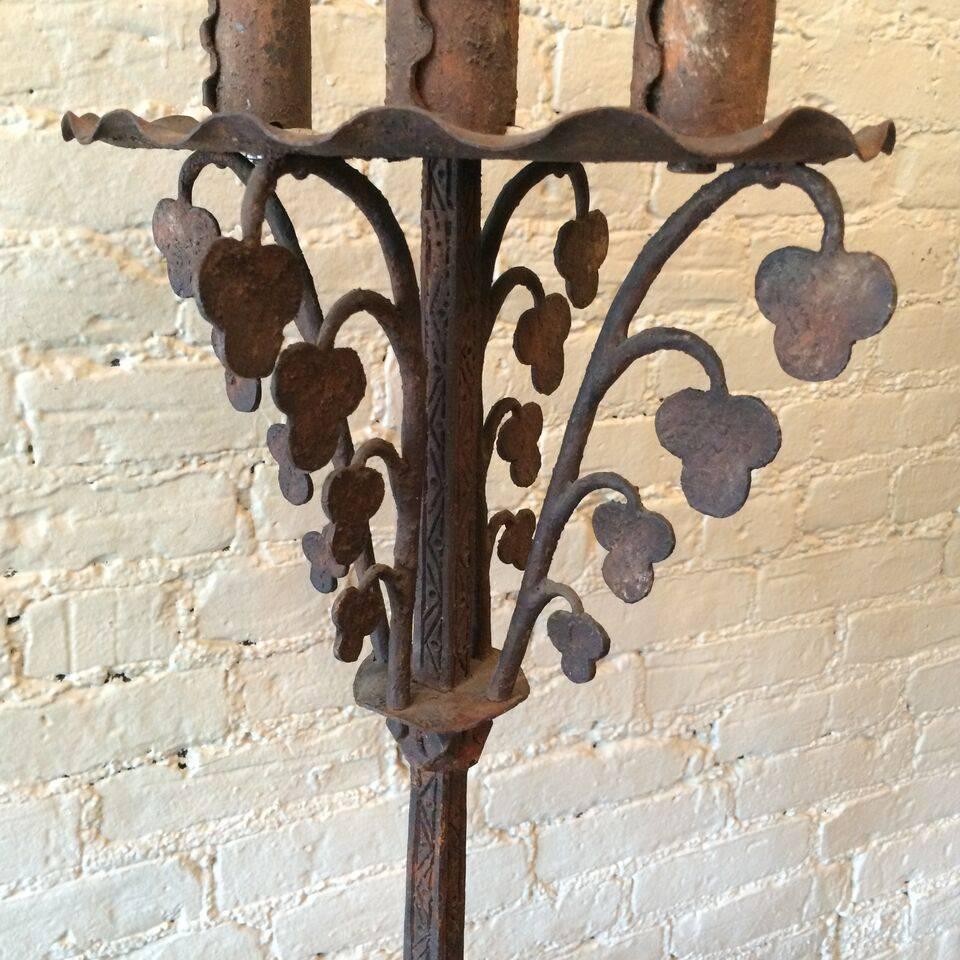 Début du 20ème siècle Lampadaire gothique en fer forgé du début du XXe siècle dans le style de Samuel Yellin en vente