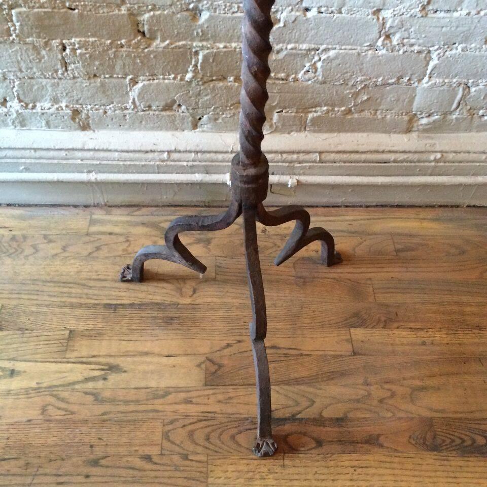 Lampadaire gothique en fer forgé du début du XXe siècle dans le style de Samuel Yellin en vente 3
