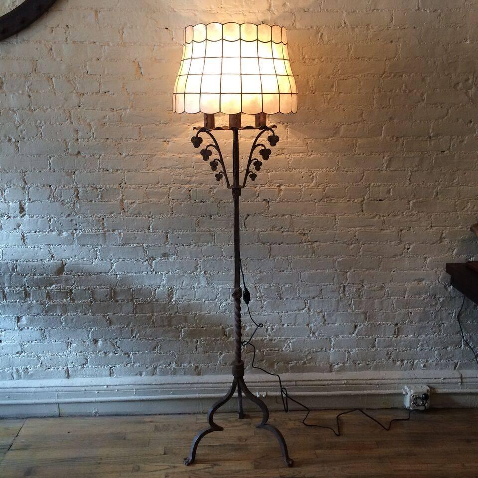 Gothique Lampadaire gothique en fer forgé du début du XXe siècle dans le style de Samuel Yellin en vente