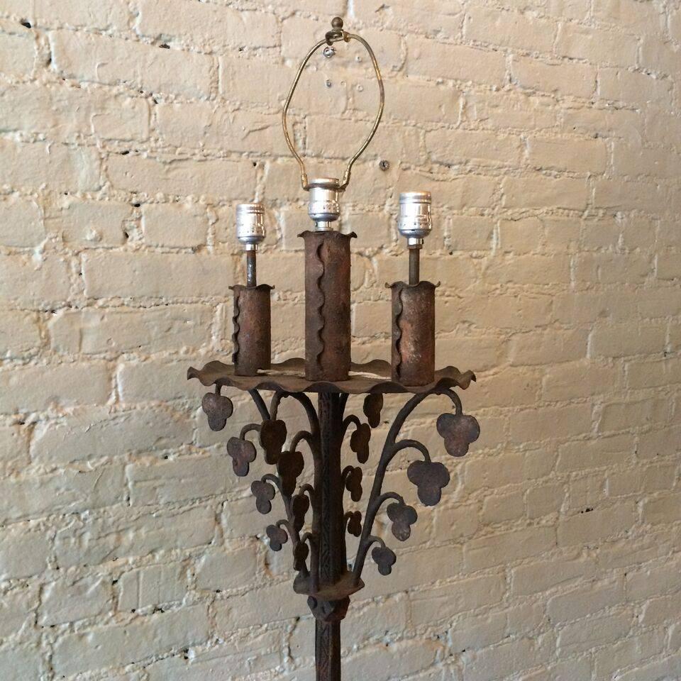 Lampadaire gothique en fer forgé du début du XXe siècle dans le style de Samuel Yellin Bon état - En vente à Brooklyn, NY