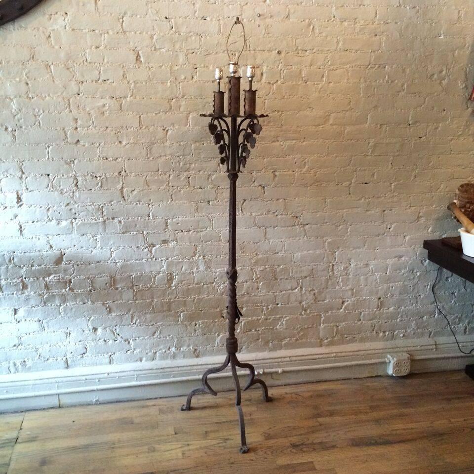 Américain Lampadaire gothique en fer forgé du début du XXe siècle dans le style de Samuel Yellin en vente