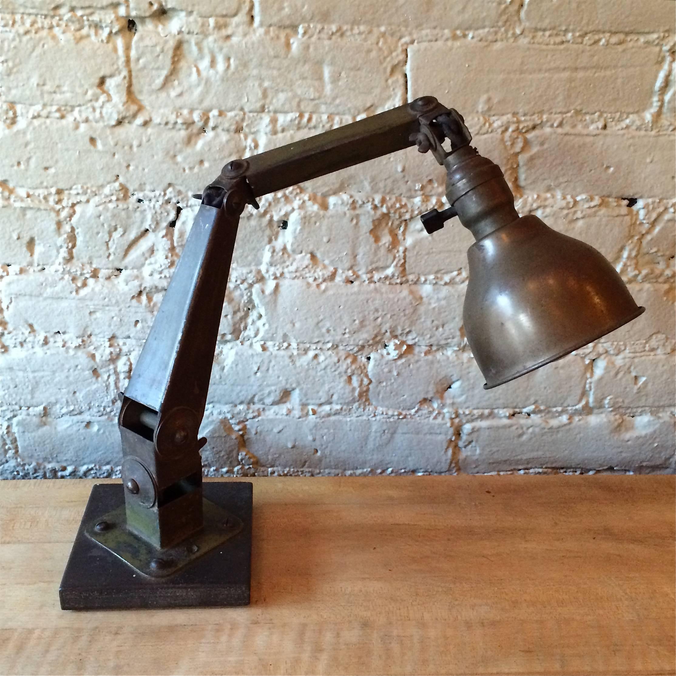Acier Lampe à pampilles articulée industrielle sur le dessus du bureau en vente