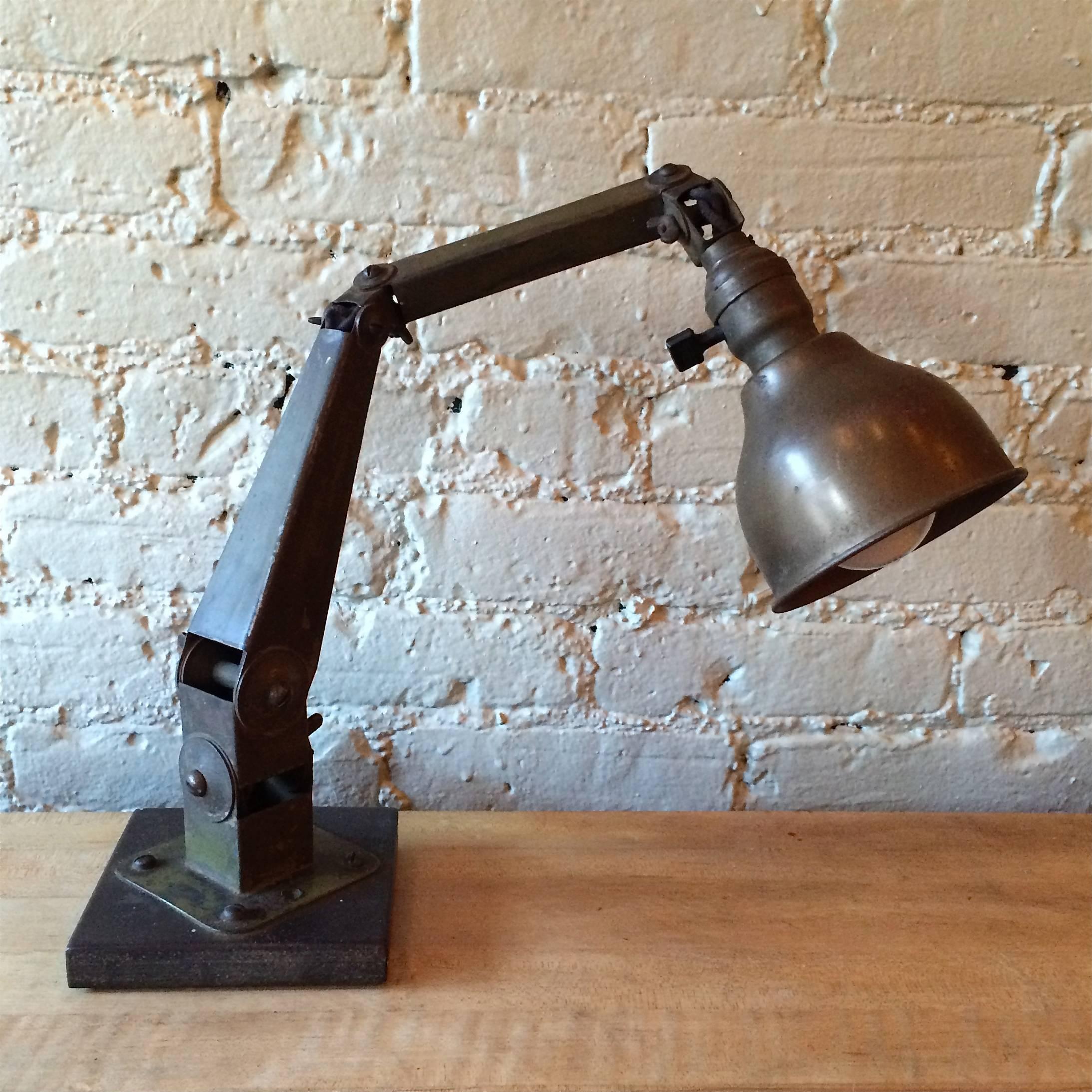 Industrielle Schreibtischlampe aus lackiertem Stahl, ca. 1940, mit Originallackierung, an drei Gelenken beweglich und neu verkabelt.

 