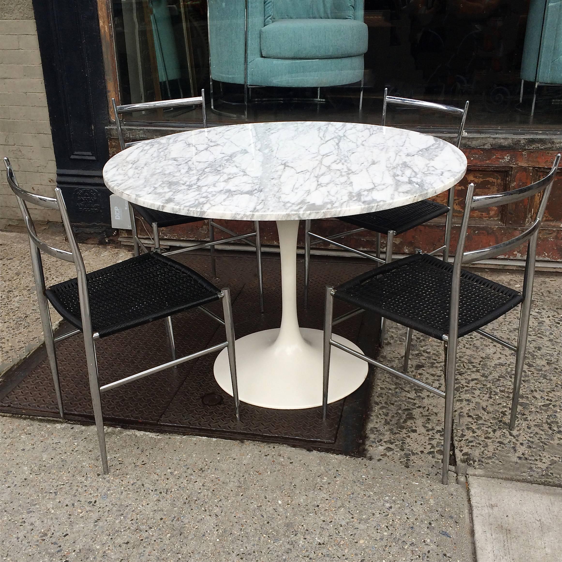 American Mid-Century Modern Tulip Base Dining Table with Round Marble Top