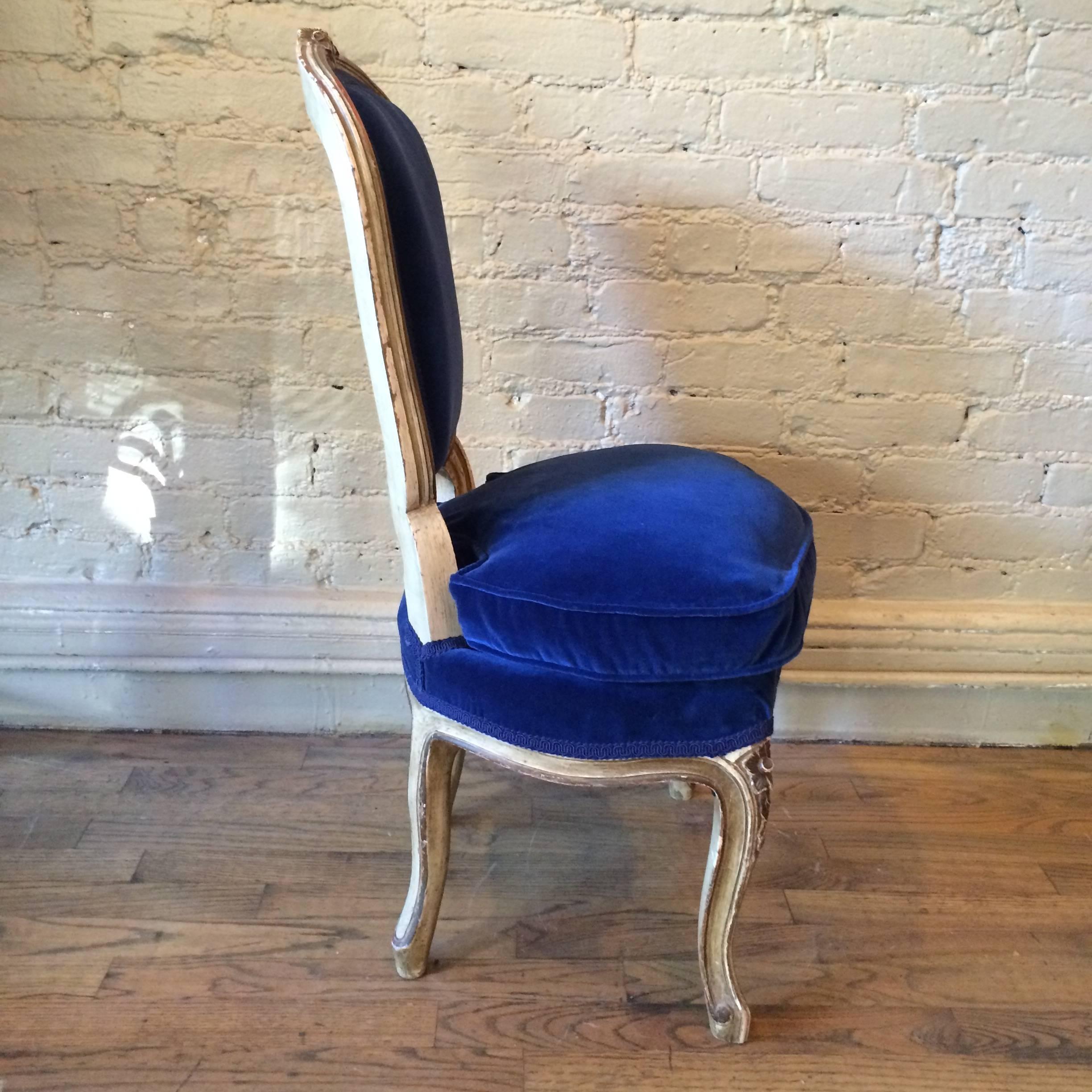 Louis XVI Style Petite Carved Gilded Mahogany Vanity Chair In Good Condition In Brooklyn, NY